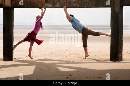 Giovane esercita sulla spiaggia Foto Stock