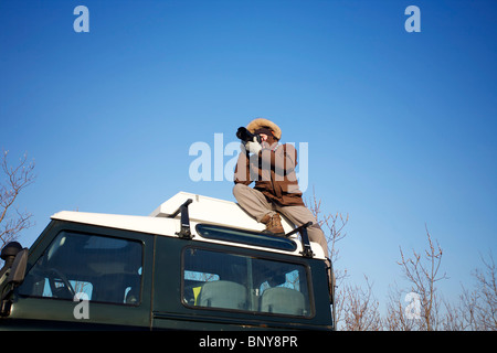 Un fotografo prende un colpo sulla parte superiore di un Land Rover Defender 90 - 300TDI in Islanda Foto Stock