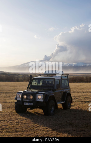 Land Rover Defender 90 300TDI di fronte Eyjafjallajokull Volcan scoppierà in background Foto Stock