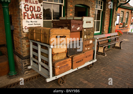 Vecchio valigie Sheringham Stazione ferroviaria Norfolk Inghilterra Foto Stock