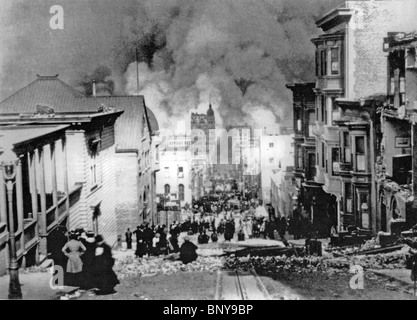 SAN FRANCISCO TERREMOTO 18 aprile 1906. Arnold Genthe la famosa fotografia guardando verso il fuoco sulla strada di Sacramento. Foto Stock