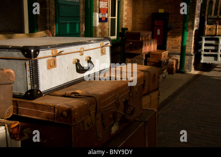 Vecchio valigie a Sheringham stazione ferroviaria Foto Stock