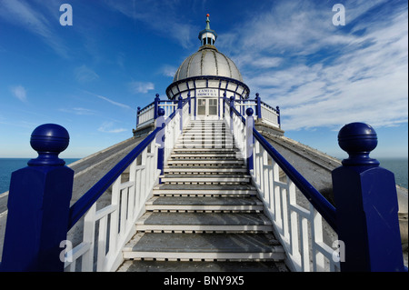 Le scale che portano alla Camera Obscura su Eastbourne Pier, East Sussex, Regno Unito Foto Stock