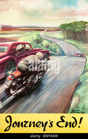 Viaggio di fine degli anni cinquanta, motociclismo poster sulla sicurezza da Roland Davies che mostra il pericolo del sorpasso sul ciglio di una collina Foto Stock
