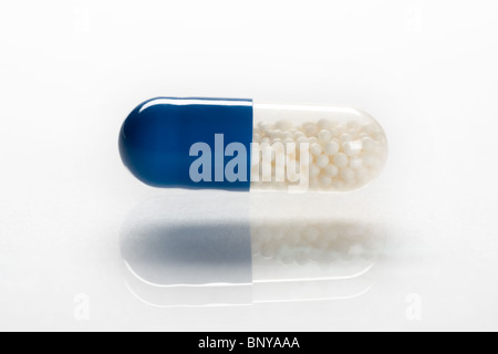 Close-up di blu capsule medico isolato su sfondo bianco Foto Stock