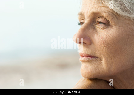 Donna matura che guarda lontano nel pensiero, ritratto Foto Stock