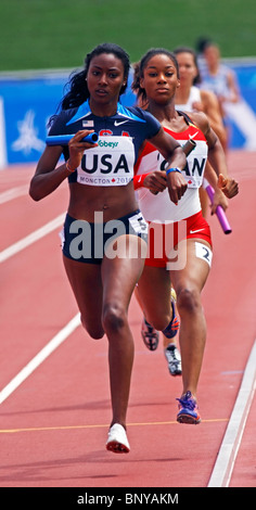 Briana Nelson di USA e Chanice Chase del Canada nella donna 4x400 metri a 2010 IAAF Junior World Championships Luglio 24, 2010. Foto Stock