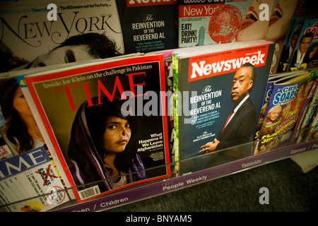 Una copia di Newsweek, con il tempo e con altre riviste, è visto su una edicola in New York Foto Stock