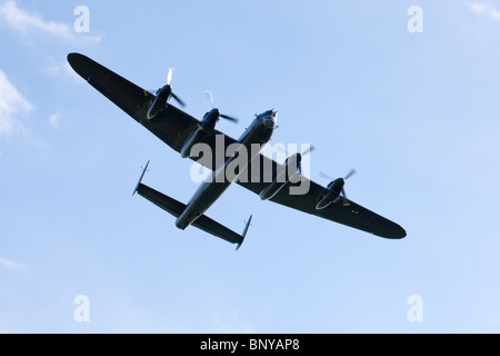 Avro Lancaster B1 PA474 bombardiere della seconda guerra mondiale in volo su Wickenby Airfield Foto Stock