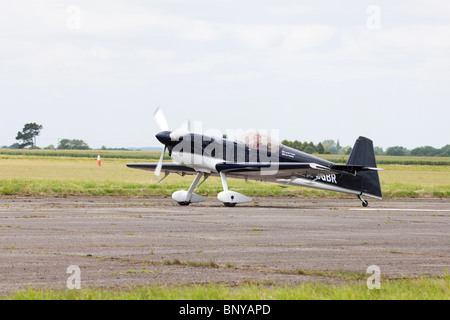 Aerei Mundry CAP232 G-OGBR con Gerald Cooper in controlli di rullaggio lungo la pista di atterraggio di Aviosuperficie Wickenby Foto Stock