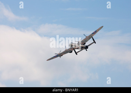 Avro Lancaster B1 PA474 bombardiere della seconda guerra mondiale in volo su Wickenby Airfield Foto Stock