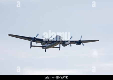 Avro Lancaster B1 PA474 bombardiere della seconda guerra mondiale in volo su Wickenby Airfield Foto Stock