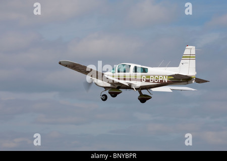 Grumman American AA-5 viaggiatore G-BCPN sull approccio finale a terra alla Aviosuperficie Wickenby Foto Stock