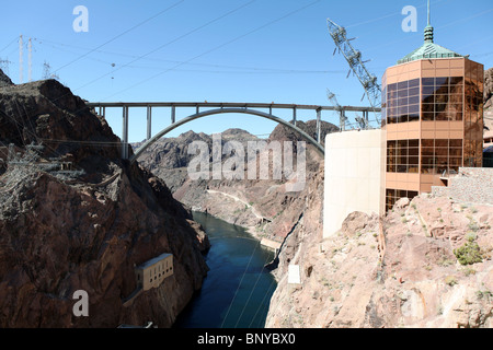 Visualizza in basso il nuovo ponte autostradale da in alto sulla cima storica della Diga di Hoover in Nevada. Foto Stock