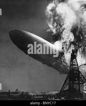 LZ 129 HINDENBURG tedesco dirigibile commerciale prende fuoco mentre ormeggio a Lakehurst Naval Station, New Jersey il 6 maggio 1937 Foto Stock