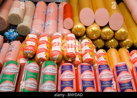 Vari tipi di salsicce in un banco frigo, Berlino, Germania Foto Stock