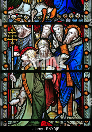 Una vetrata di Hardman & Co. Raffigurante Santi e Vescovi, All Saints Church, Ladbroke, Warwickshire Foto Stock