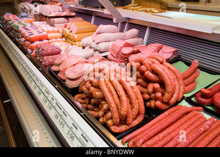 Vari tipi di salsicce in un banco frigo, Berlino, Germania Foto Stock