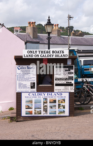 Capanna sulla Tenby harbourside agendo come ufficio prenotazioni per gite in barca a isola di Caldey Foto Stock