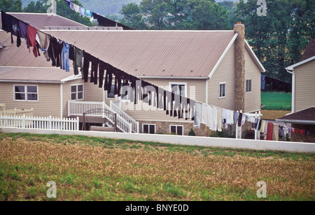 Famiglie amish lavare si blocca sulla linea all'aperto per asciugare Foto Stock