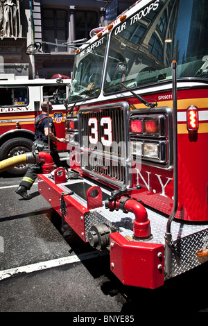 FDNY camion fuoco sulla scena di un edificio fire Foto Stock