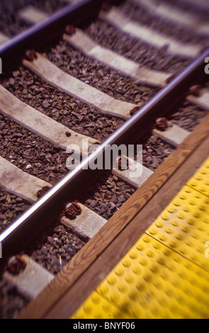 Close up vista aerea RR piattaforma di stazione e binari del treno Foto Stock