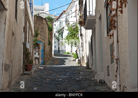 Le strette vie del centro di Cadaques, Girona, Spagna. Foto Stock