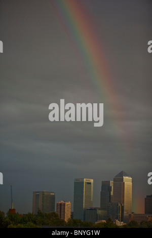 Financial fiducia e ottimismo torna a Canary Wharf e il quartiere finanziario con un arcobaleno pieno oltre la zona est di Londra. Foto Stock