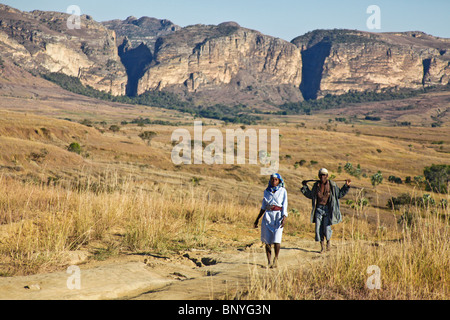 Una bara l uomo e la donna a piedi nella parte anteriore del Canyon des Makis & Canyon des ratti, Isalo National Park, a sud-ovest del Madagascar Foto Stock