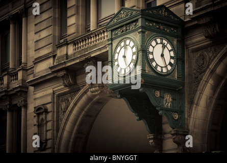 Orologio sul frontale dell'ex Liverpool stazione di scambio Foto Stock