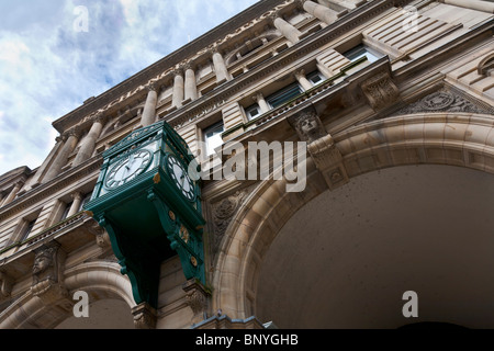 Orologio sul frontale dell'ex Liverpool stazione di scambio Foto Stock