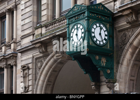 Orologio sul frontale dell'ex Liverpool stazione di scambio Foto Stock