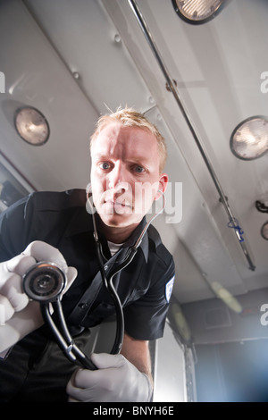 Basso angolo vista del personale paramedico in ambulanza lavorando su paziente Foto Stock