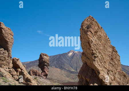 Spagna Isole Canarie Tenerife. Las Canadas del Parco Nazionale. La roccia vulcanica la formazione nella parte anteriore del Mt. Il Teide. Foto Stock