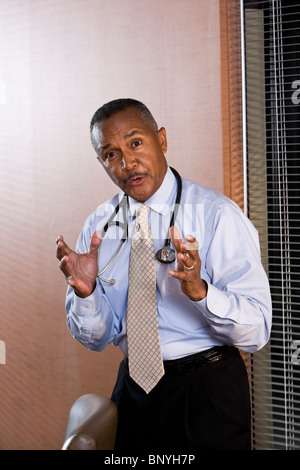 Ritratto di mezza età americano africano medico maschio Foto Stock