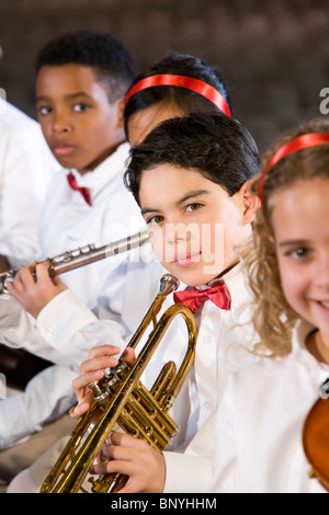 Giovani studenti suonare strumenti musicali in auditorium della scuola Foto Stock