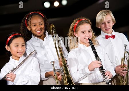 La scuola dei bambini suonare strumenti musicali in banda Foto Stock
