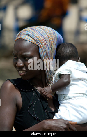 Africa, Senegal, a Dakar. Villaggio Fulani, semi-tribù nomadi situato lungo le rive del Lago Rosa di Retba. Foto Stock