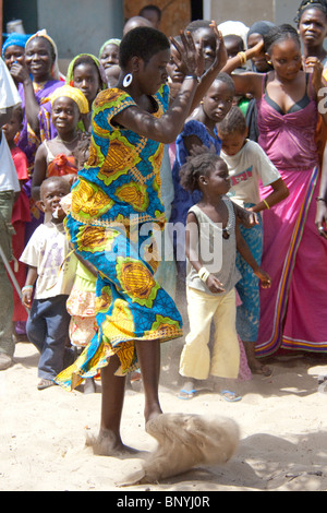 Africa, Senegal, a Dakar. Villaggio Fulani, semi-tribù nomadi situato lungo le rive del Lago Rosa di Retba. Foto Stock