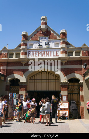 La folla fuori la storica Fremantle Markets, risalente al 1897. Fremantle, Australia occidentale, Australia. Foto Stock