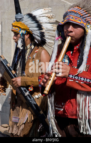 Arles, Francia, due uomini, indiani sudamericani che eseguono musica tradizionale in strada, colorati musicisti di strada francia Foto Stock