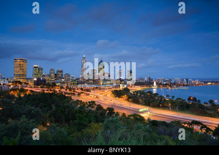 Vista del tramonto di Perth da Kings Park. Perth, Western Australia, Australia. Foto Stock