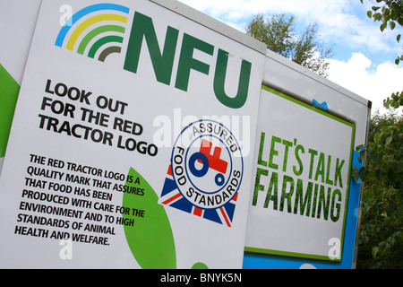 Un NFU (Sindacato nazionale degli agricoltori) Trattore rosso segno di sensibilizzazione a Bakewell Show, Bakewell, Derbyshire, England, Regno Unito Foto Stock