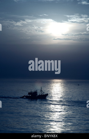 La pesca in barca a vela in una notte di luna Foto Stock