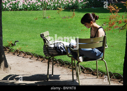 Ragazza che studiano nel Jardin du Luxembourg Parigi Francia Foto Stock