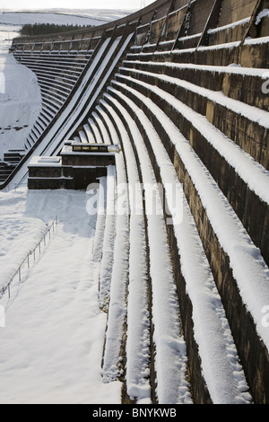 Serbatoio Baitings parete diga nel bacino idrografico alta nel Sud Pennines West Yorkshire Regno Unito Foto Stock
