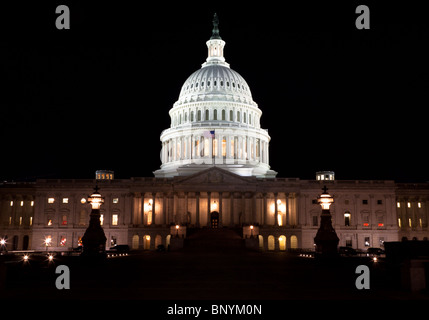 Un tempo di notte shot del frontale di un illuminato Campidoglio di Washington D.C. Stati Uniti d'America Foto Stock