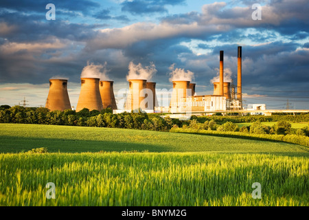 Il carbone powered Ferrybridge Power Station torri di raffreddamento al tramonto vicino a Castleford West Yorkshire Regno Unito Foto Stock