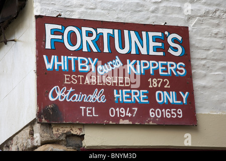 Segno sopra fortune con salmone un pesce fumatori di shop nella Città Vecchia di Whitby North Yorkshire Regno Unito Foto Stock