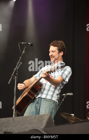 Frank Turner effettuando al Latitude festival, 17/07/2010,Henham Park, Suffolk, Inghilterra. Foto Stock